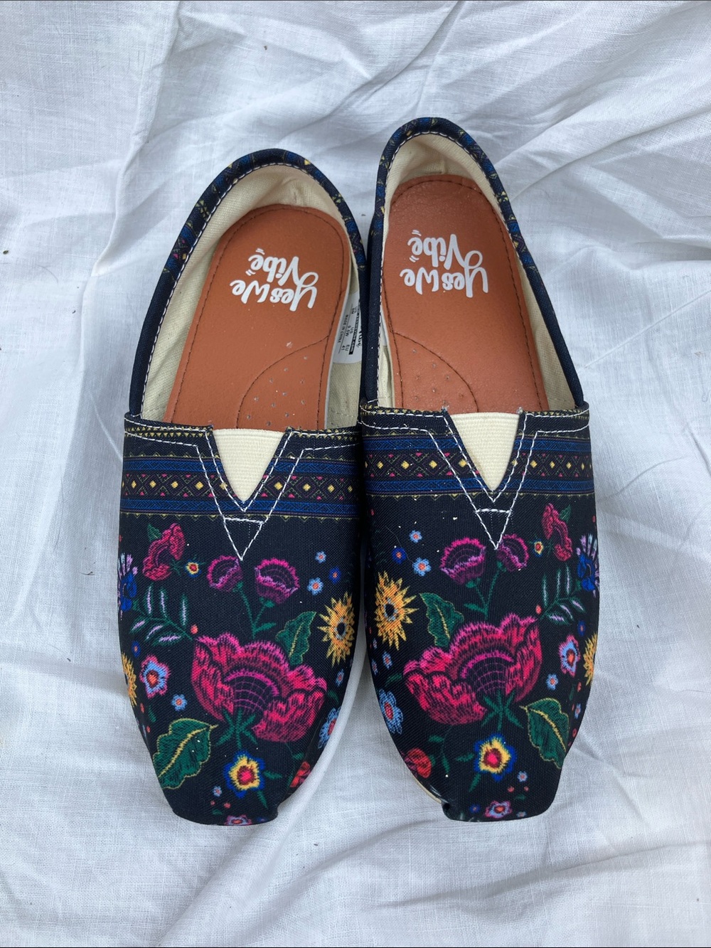 Yes We Vibe 9.5M slip on “Boho Stitch” floral shoe